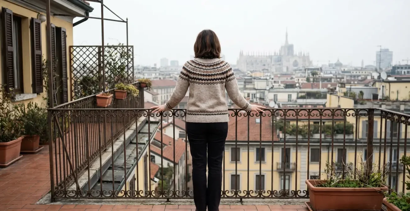 Donna osserva lo skyline di Milano dal balcone di un appartamento residenziale