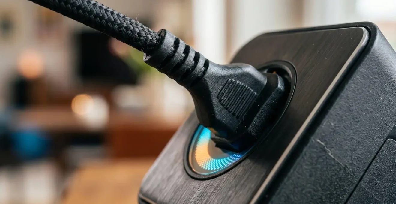 Dettaglio macro di una presa intelligente con indicatori LED che mostra il consumo energetico in tempo reale